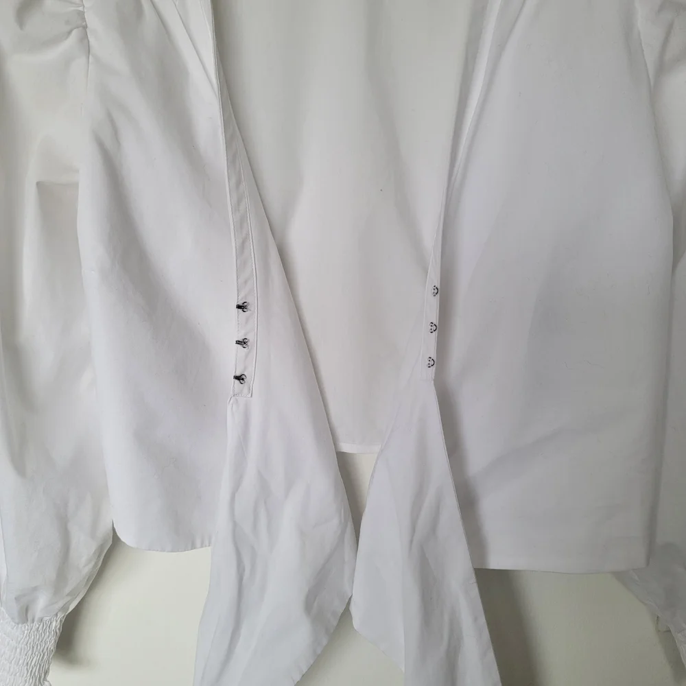 Abercrombie & Fitch White Tie-Front Puff Sleeve Blouse